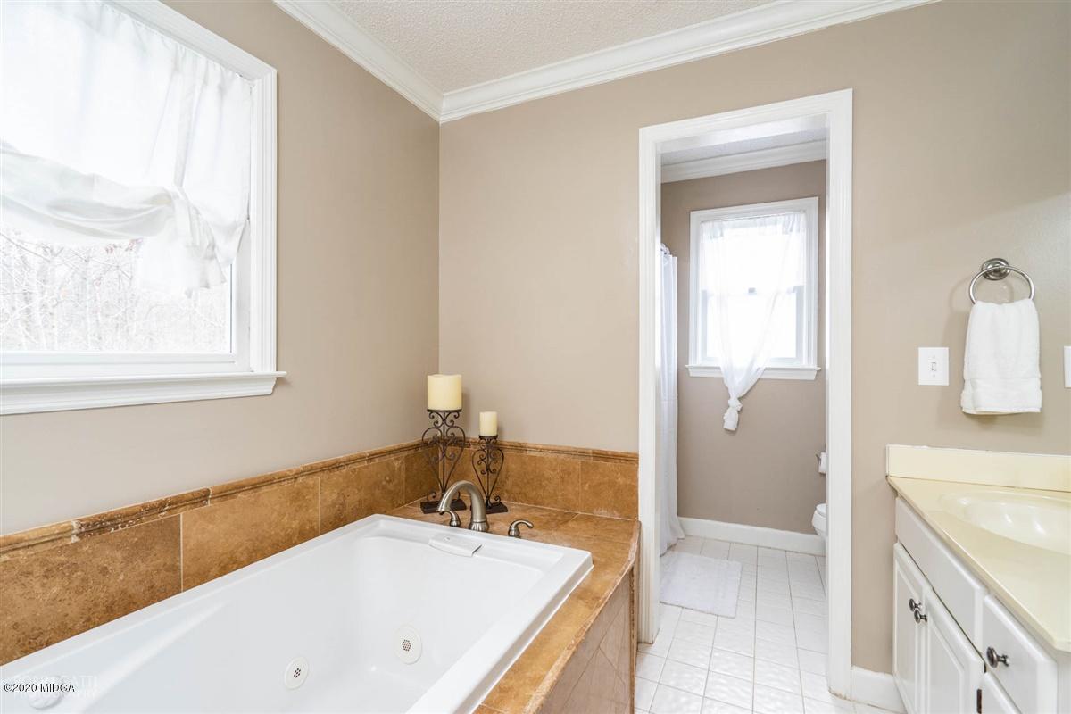 172 Rivoli Landing Macon, GA 31210 - Photo 18 of 32 Master Bathroom