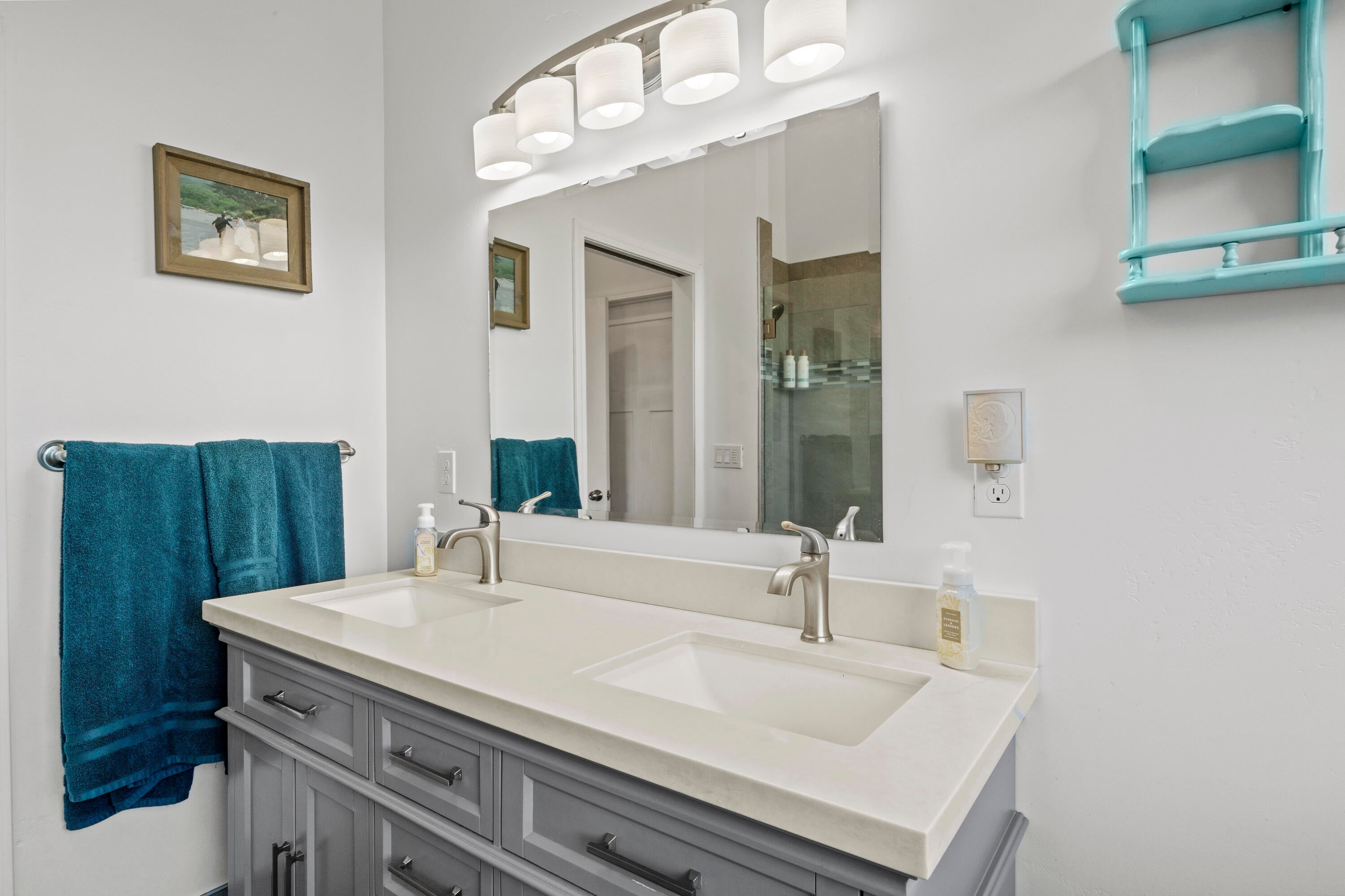 4871 Old Stage Road Central Point, OR 97502 - Photo 17 of 48 Double vanity in main bath