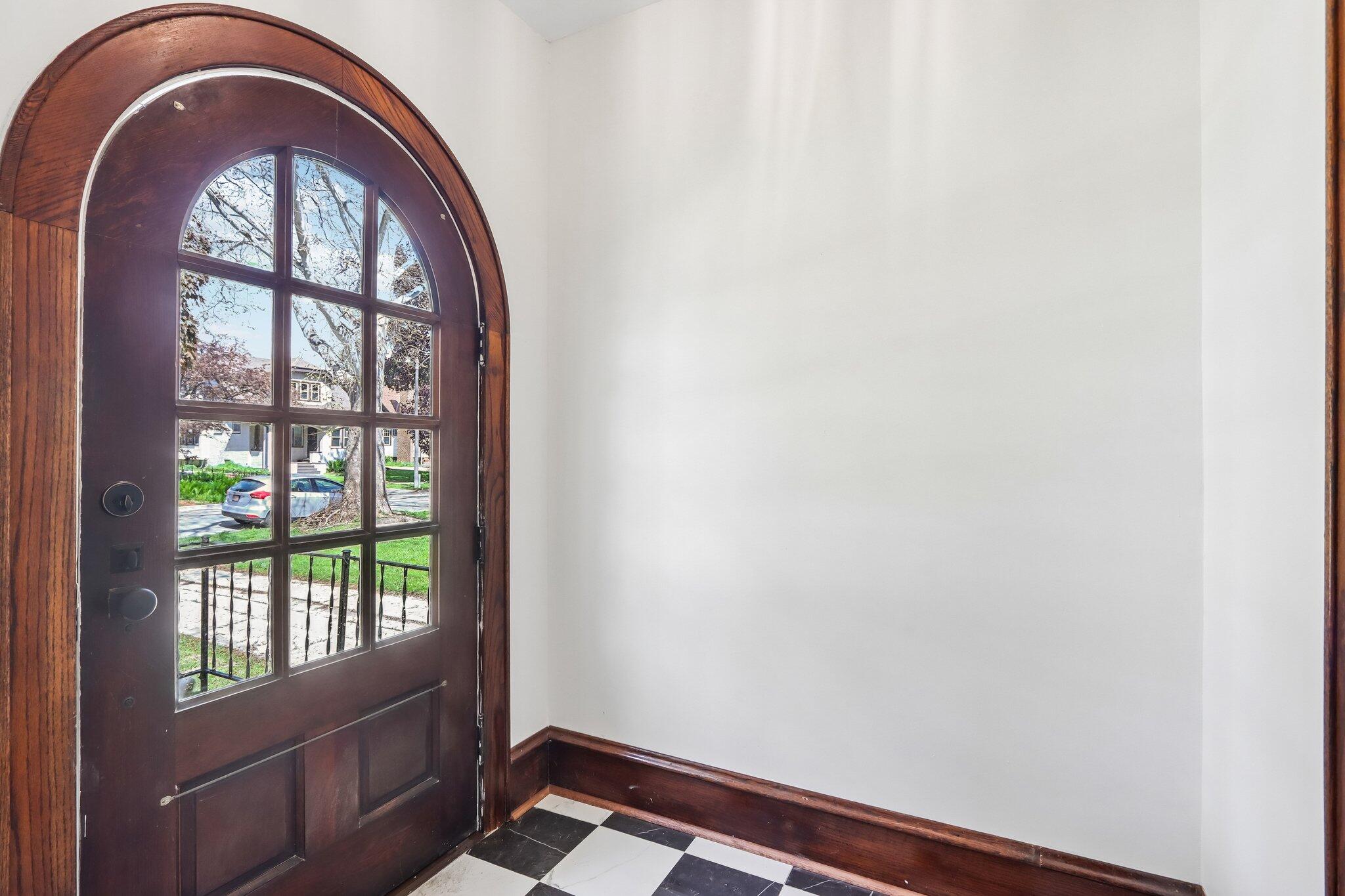 1532 North 58th Street Milwaukee, WI 53208 - Photo 4 of 37 Foyer