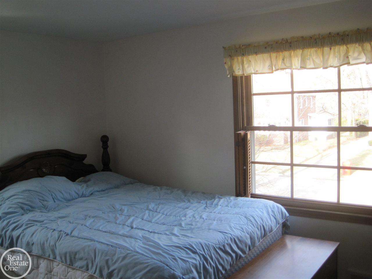 989 Roslyn Road Grosse Pointe, MI 48236 - Photo 8 of 21 31275352-7.JPG