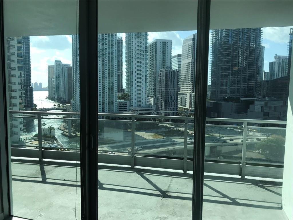 90 Southwest 3rd Street, Unit 1802 Miami, FL 33130 - Photo 5 of 50 a bathroom with window