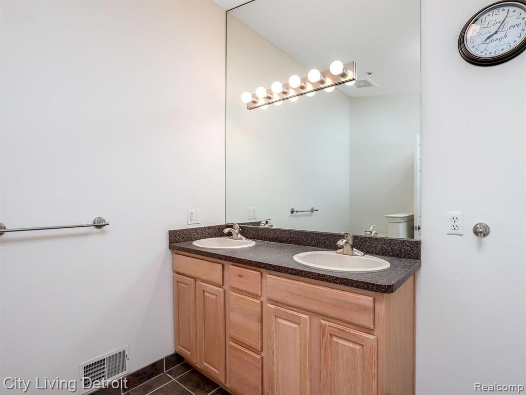 2545 John R Street Detroit, MI 48201 - Photo 22 of 37