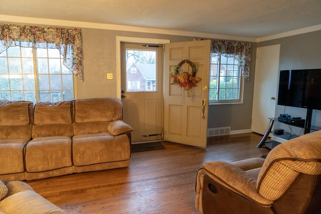 1809 Borland Road Pittsburgh, PA 15243 - Photo 4 of 21 Living Room