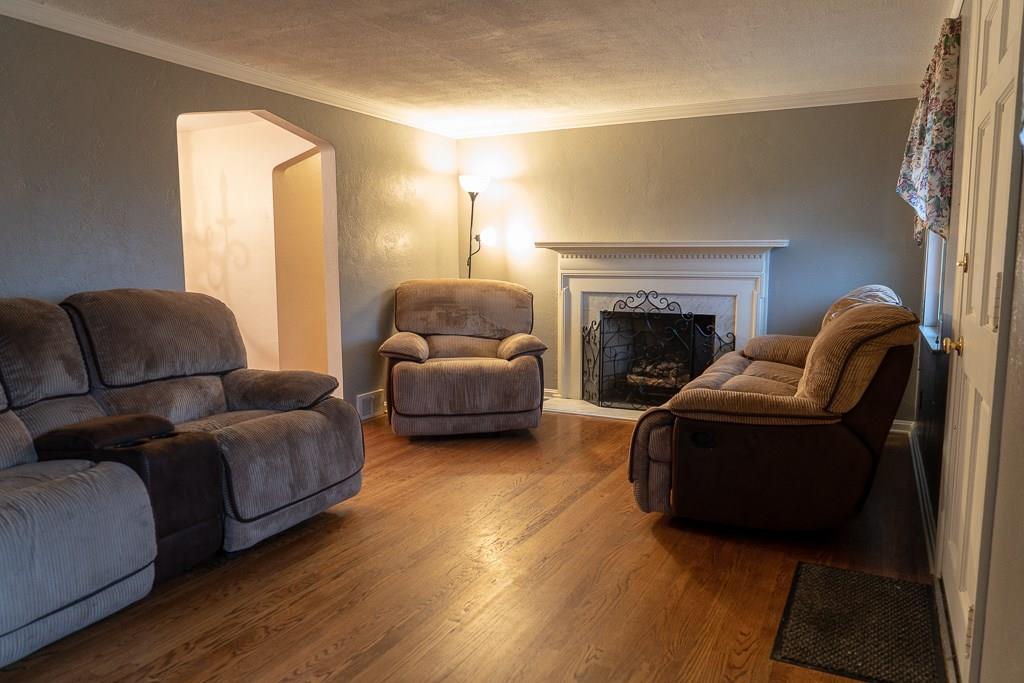 1809 Borland Road Pittsburgh, PA 15243 - Photo 5 of 21 Living Room