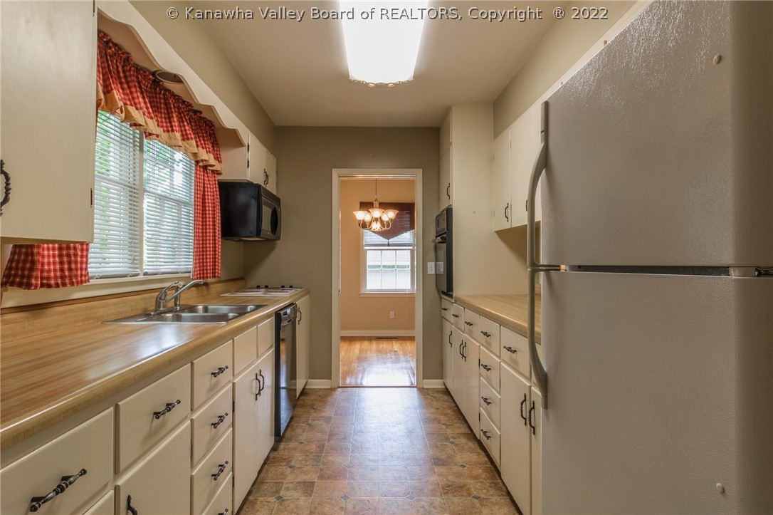 716 South Ritchie Avenue Ravenswood, WV 26164 - Photo 8 of 32 Gallery Image 8