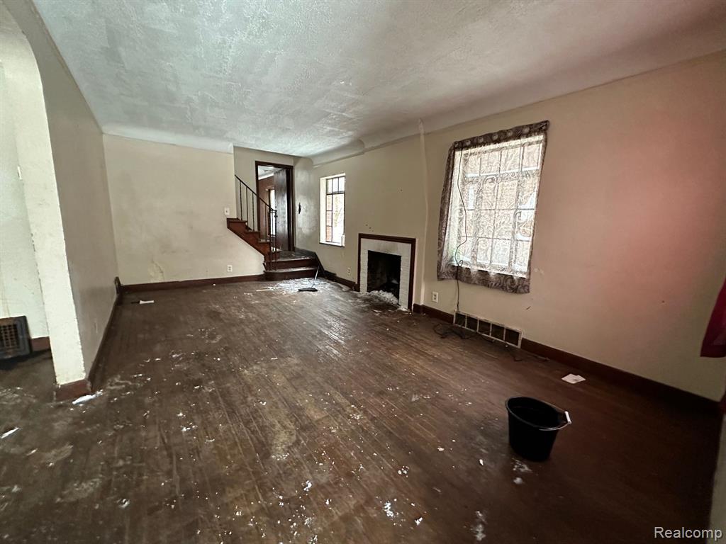 10125 Roxbury Street Detroit, MI 48224 - Photo 3 of 11
