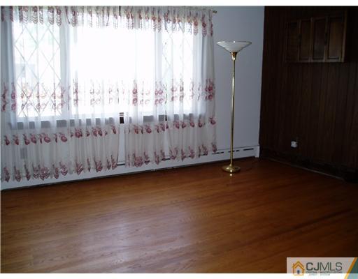 916 Cranbury Cross Road North Brunswick, NJ 08902 - Photo 5 of 19 Gallery Image 5