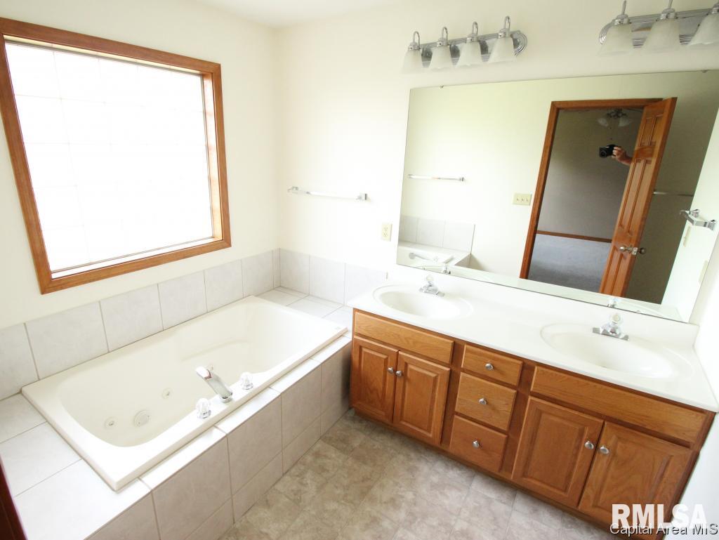 5205 Manhattan Drive Springfield, IL 62711 - Photo 8 of 10 Gallery Image 8