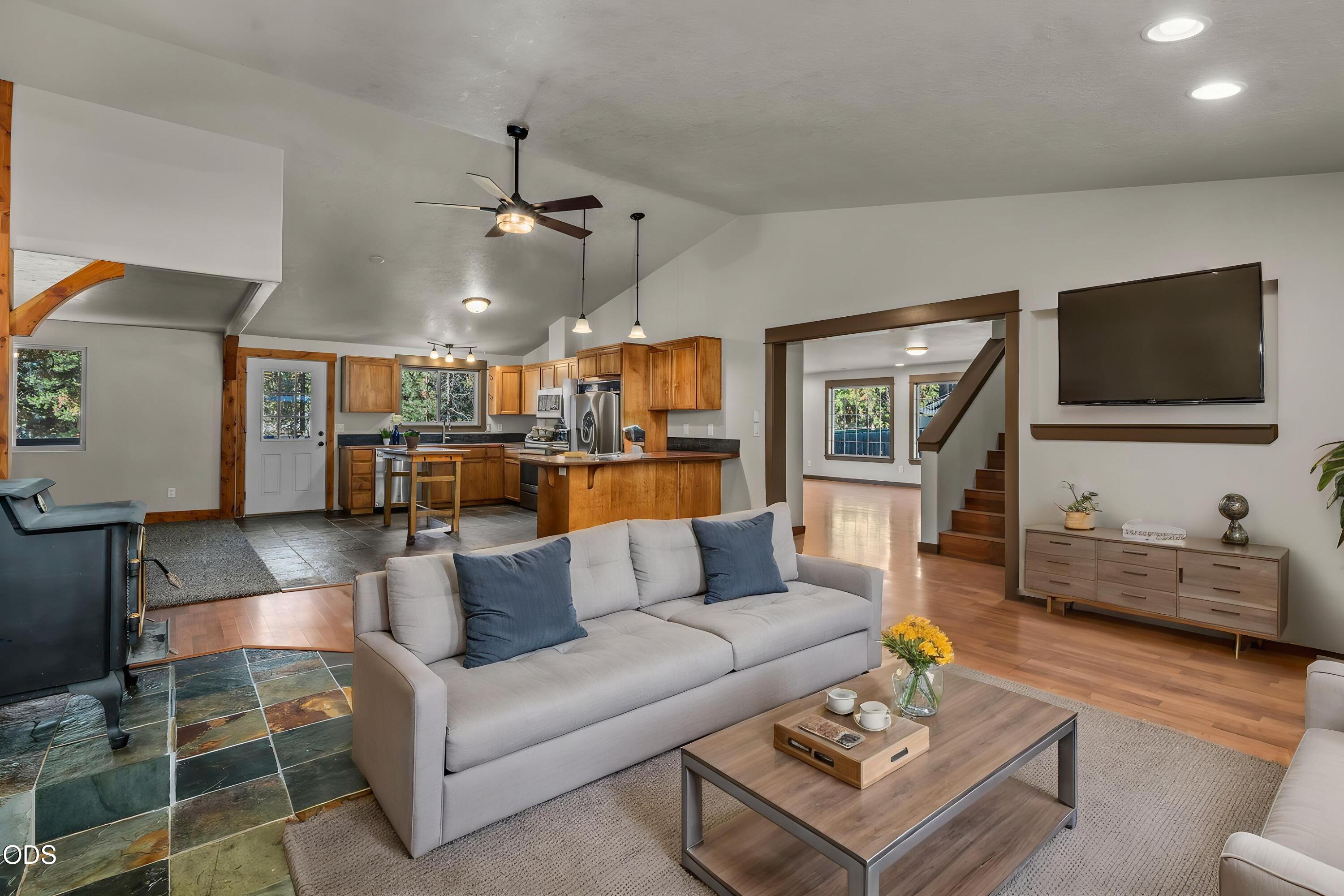 17065 Oxnard Road Bend, OR 97707 - Photo 7 of 49