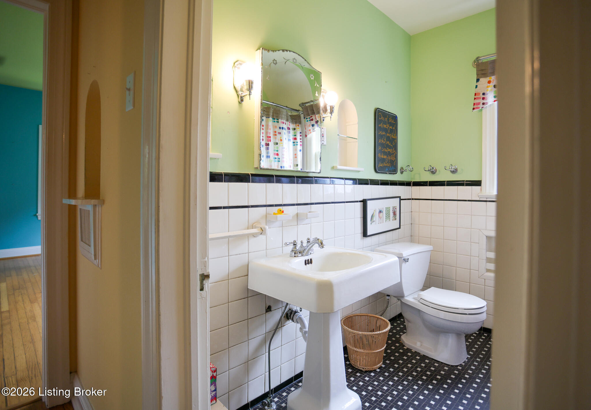 513 Emery Road Louisville, KY 40206 - Photo 37 of 50 Vintage primary bathroom