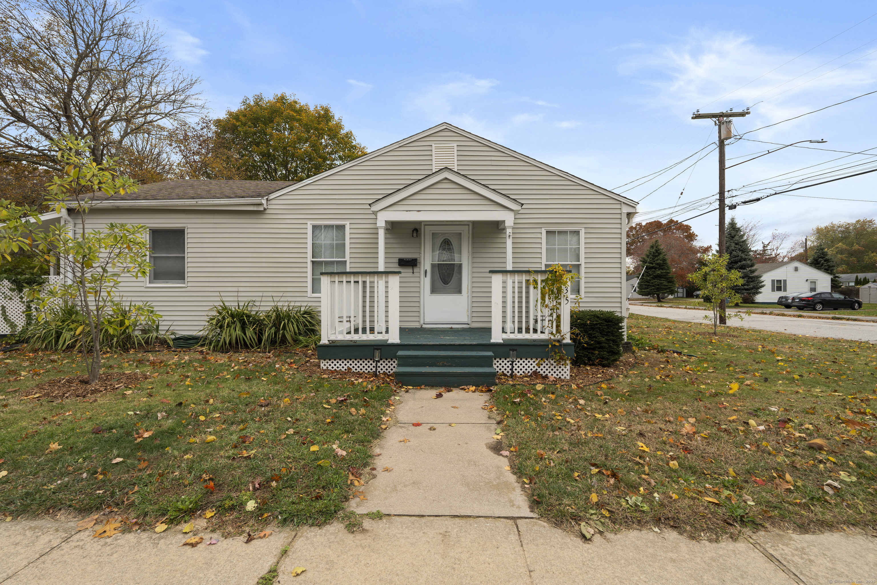a view of a house with a yard