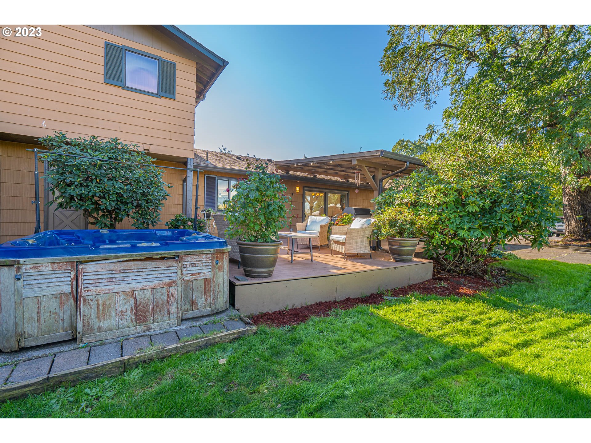 28171 Clear Lake Road Eugene, OR 97402 - Photo 37 of 48 a view of a backyard with couches plants and large tree