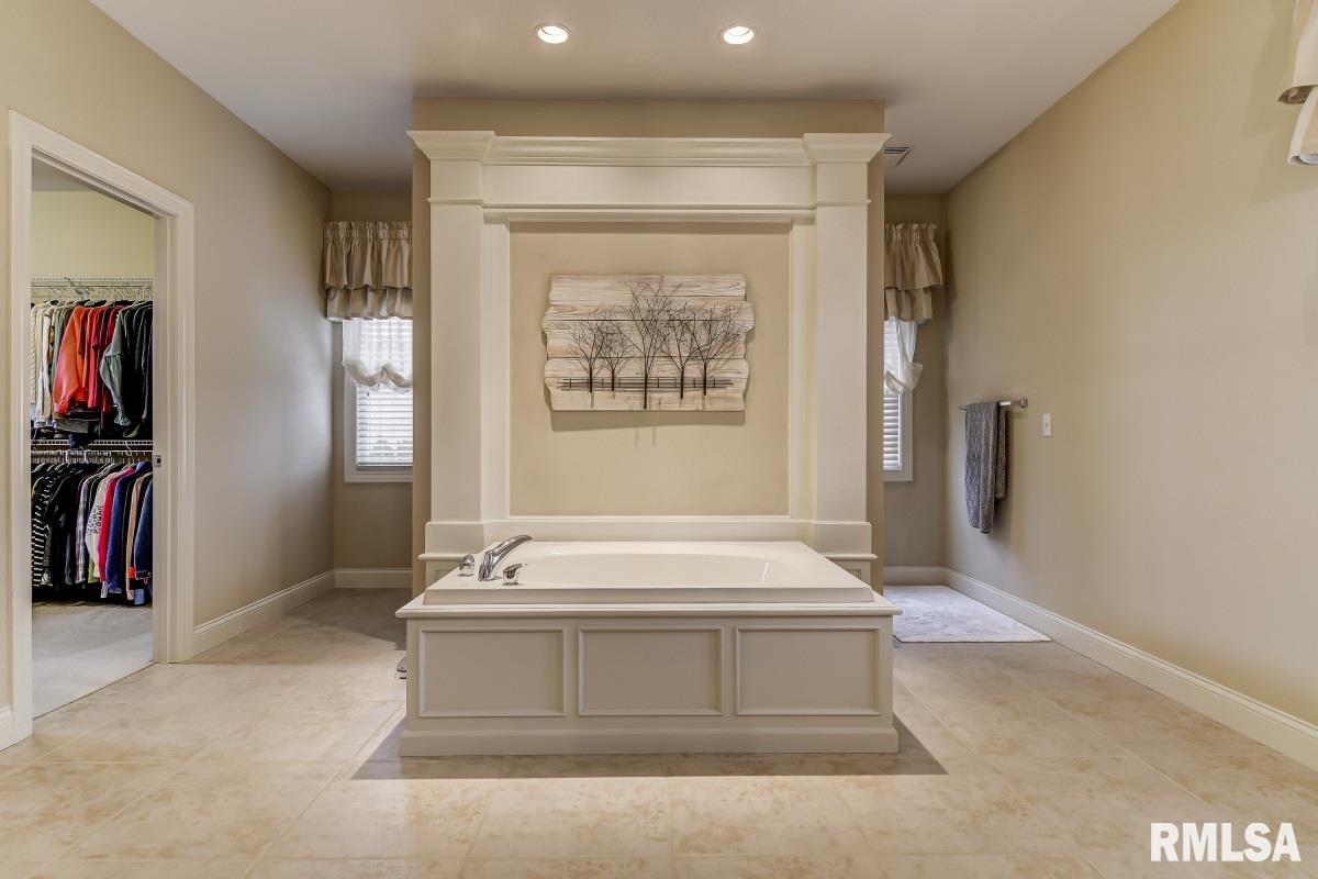 1424 Lake Pointe Court Springfield, IL 62712 - Photo 22 of 50