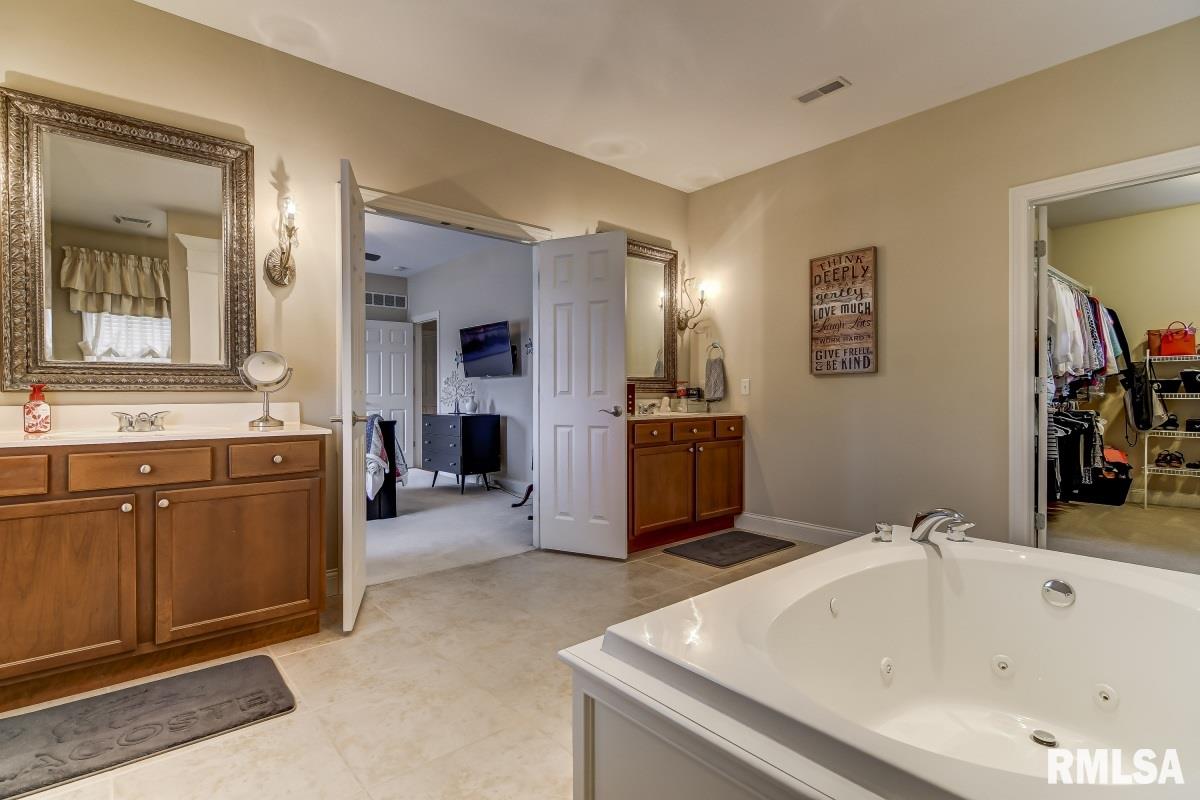 1424 Lake Pointe Court Springfield, IL 62712 - Photo 23 of 50