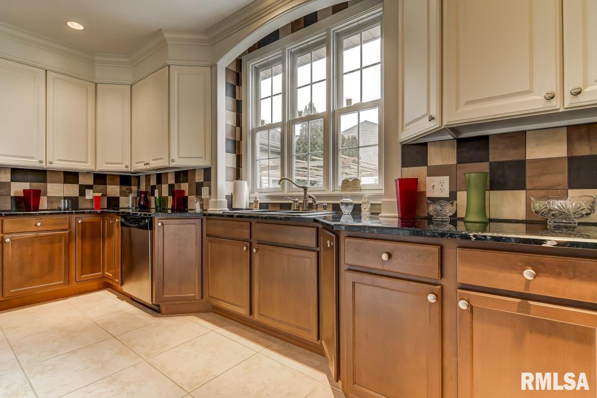 1424 Lake Pointe Court Springfield, IL 62712 - Photo 9 of 50