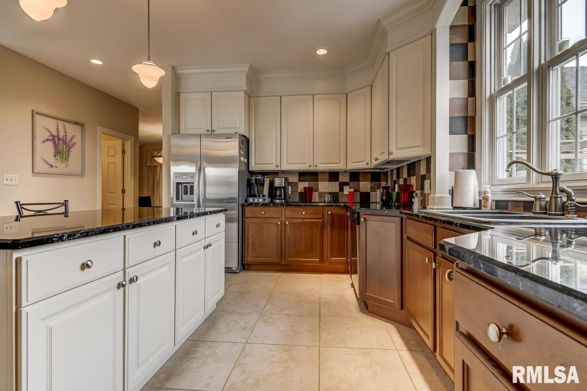 1424 Lake Pointe Court Springfield, IL 62712 - Photo 10 of 50