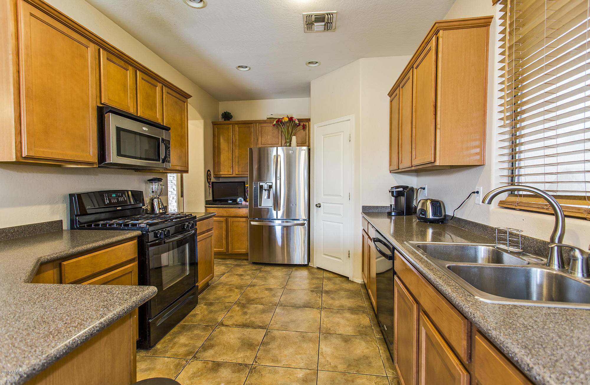 6513 West Harwell Road Laveen, AZ 85339 - Photo 7 of 29 Kitchen