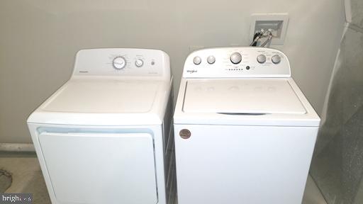 4 Bridle Path Wilmington, DE 19808 - Photo 5 of 14 a utility room with dryer and washer