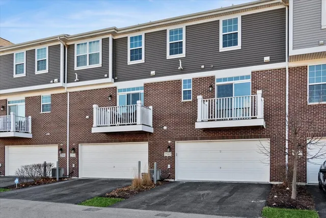 $2,900 | 2942 Madison Drive, Naperville, IL 60564