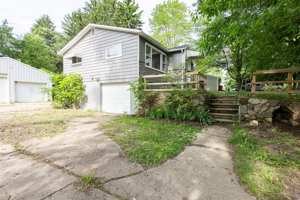 9470 Peck Road Greenville, MI 48838 - Photo 3 of 34