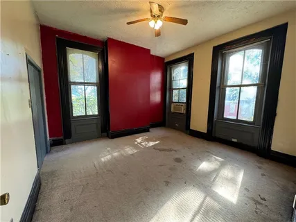 a view of a livingroom with furniture and a ceiling fan