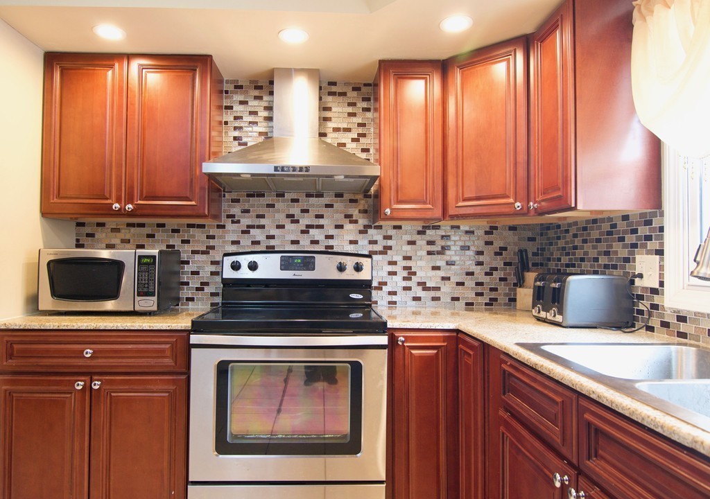 125 Clement Street Springfield, MA 01118 - Photo 8 of 30