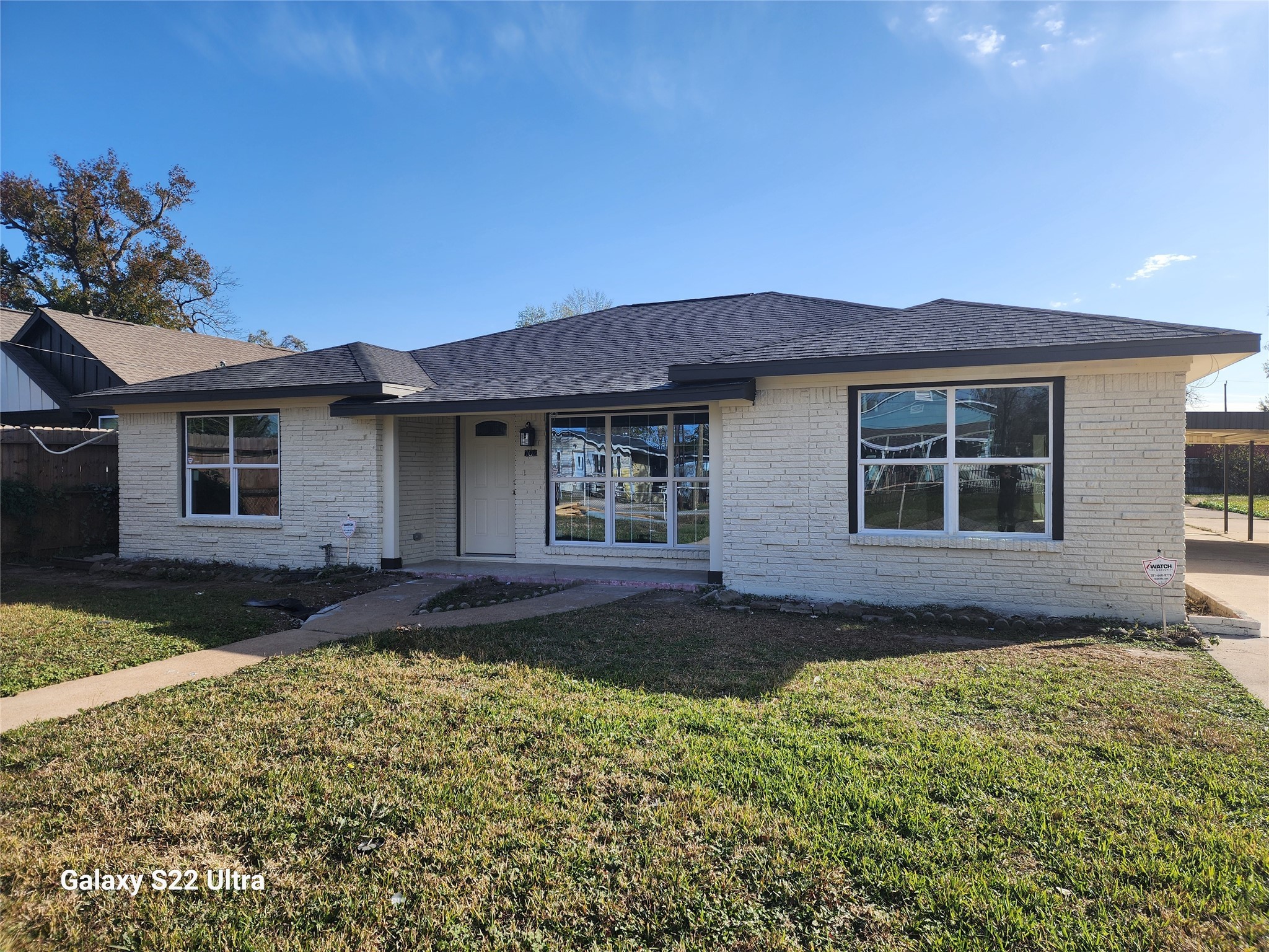 702 McDaniel Street, Unit B Houston, TX 77022 - Photo 2 of 8 a front view of a house with a yard