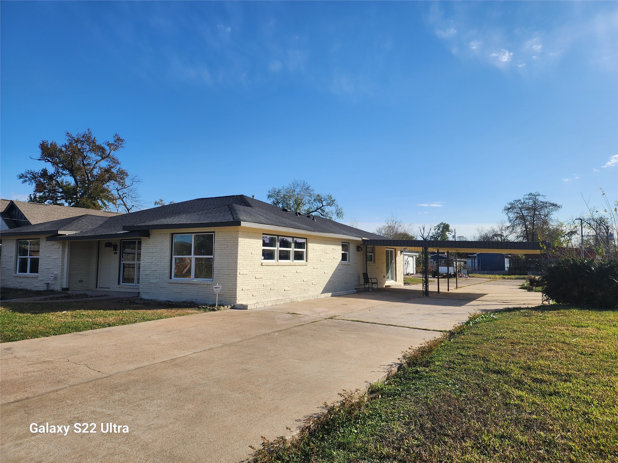702 McDaniel Street, Unit B Houston, TX 77022 - Photo 6 of 8 a house view with a garden space