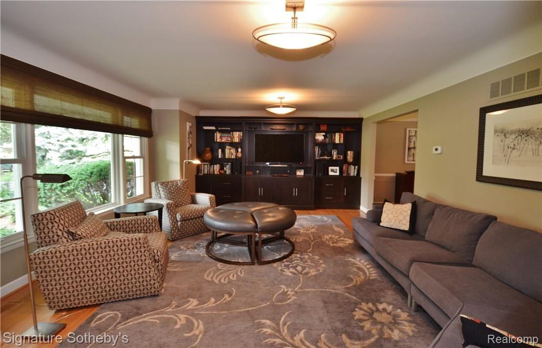 5335 Echo Road Bloomfield Hills, MI 48302 - Photo 3 of 29 living room .JPG