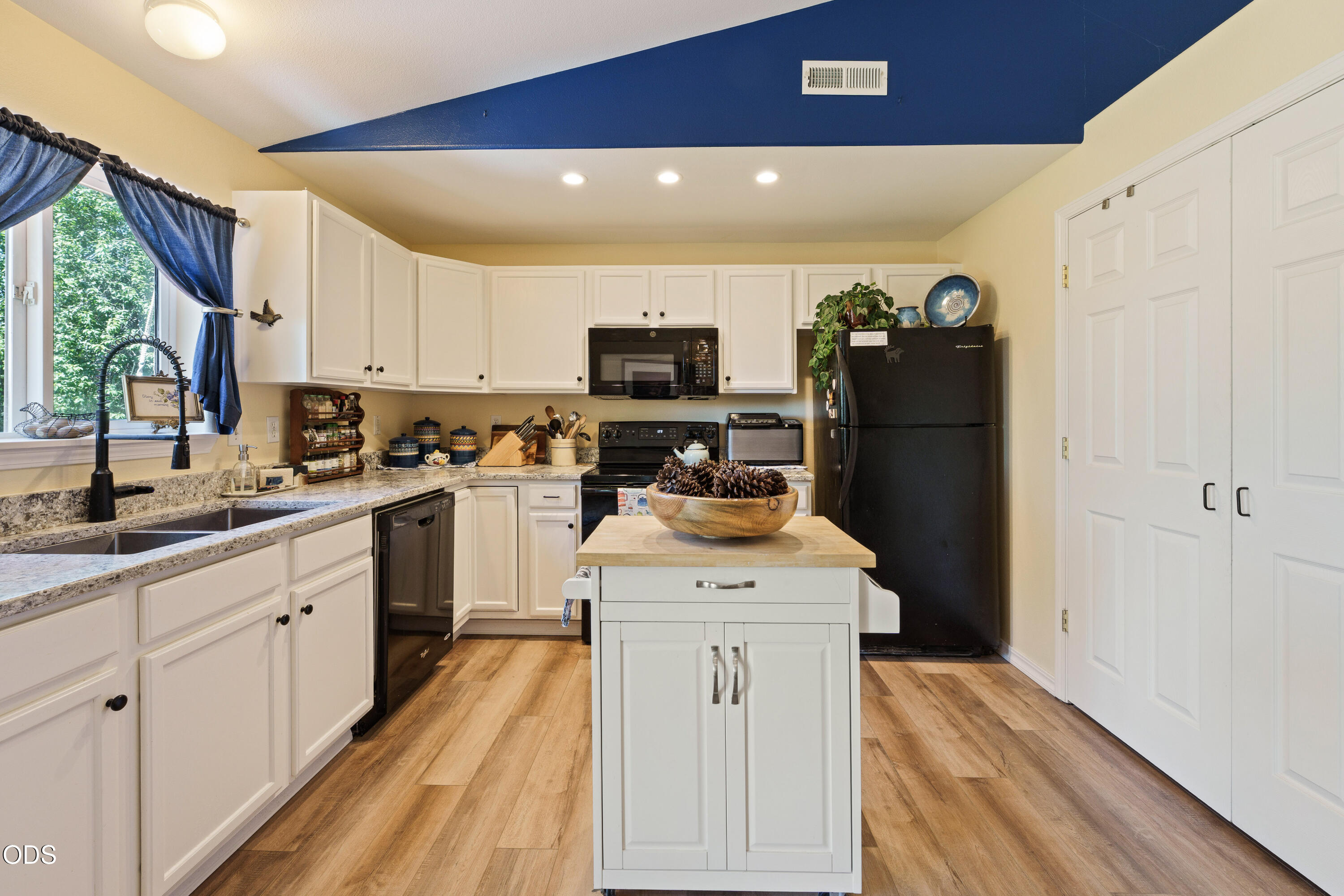 1425 Southwest 31st Street Redmond, OR 97756 - Photo 11 of 29