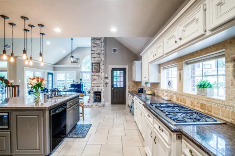 $5,000 | 7 Deer Lake Court, The Woodlands, TX 77381