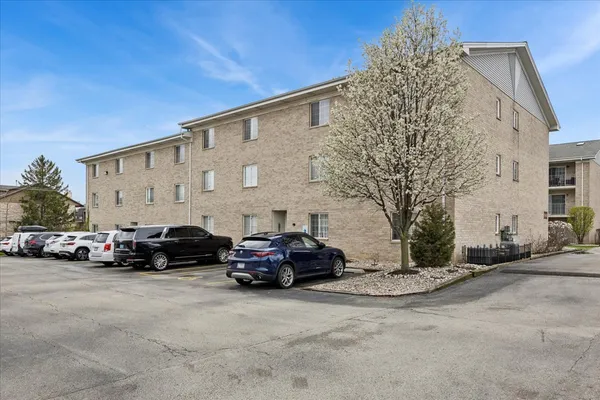 $219,000 | 9130 West 95th Street, Unit 1B, Hickory Hills, IL 60457