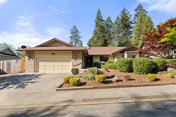 $449,500 | 1007 Northwest Regent Drive, Grants Pass, OR 97526