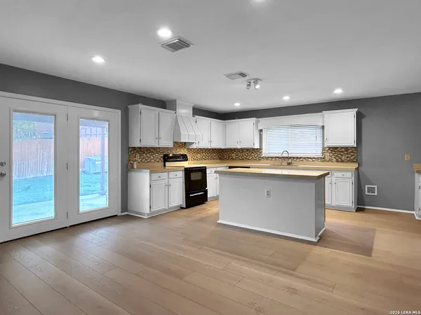 $2,200 | 13303 Galicia, Universal City, TX 78148