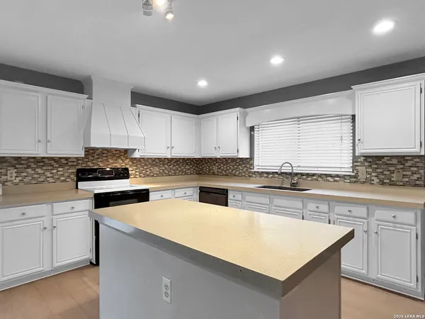 $2,200 | 13303 Galicia, Universal City, TX 78148