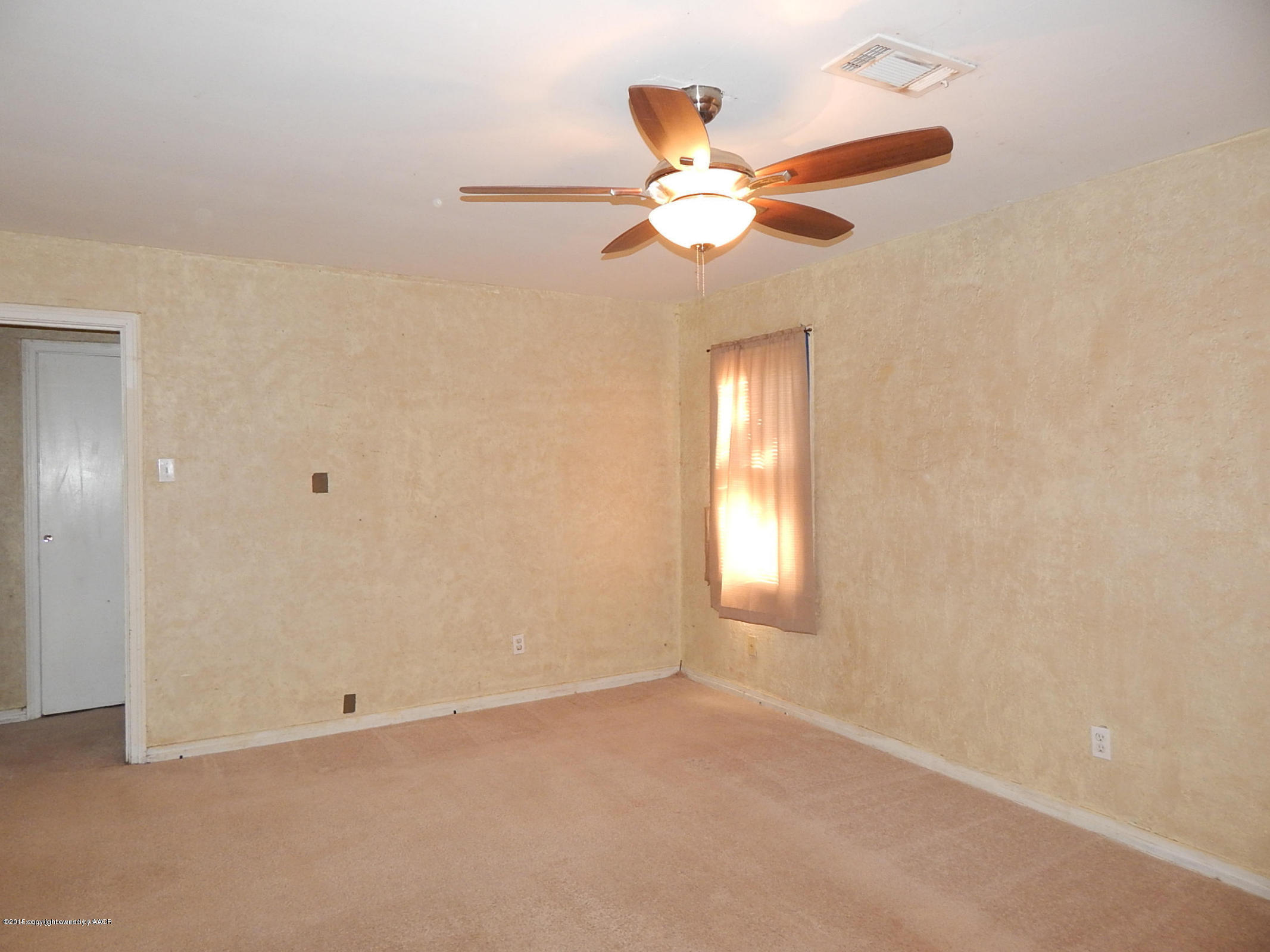 4217 South Jackson Street Amarillo, TX 79110 - Photo 2 of 13 a view of an empty room with a window