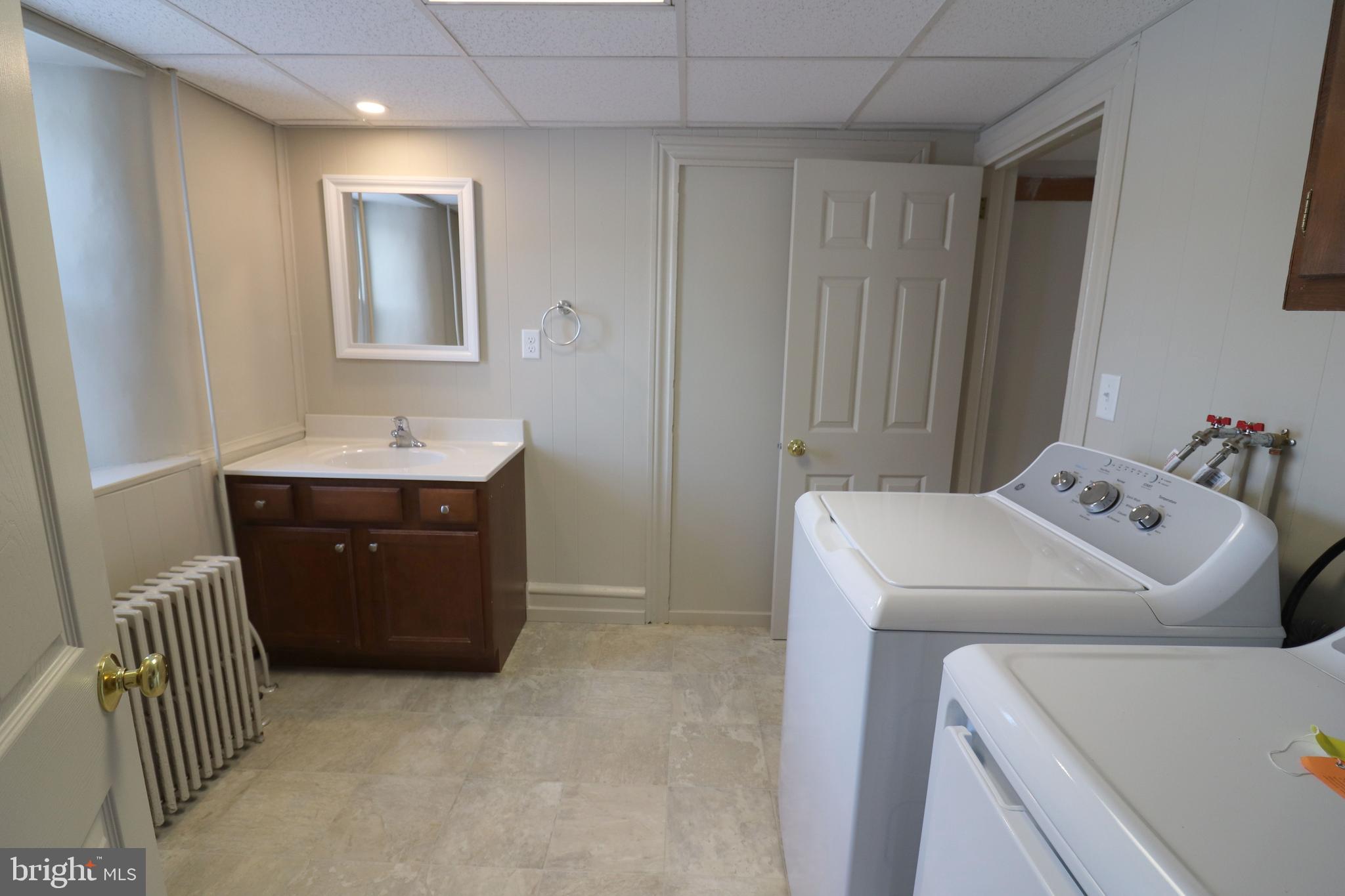 985 South Ridge Road Denver, PA 17517 - Photo 16 of 36 a room with a washer and dryer