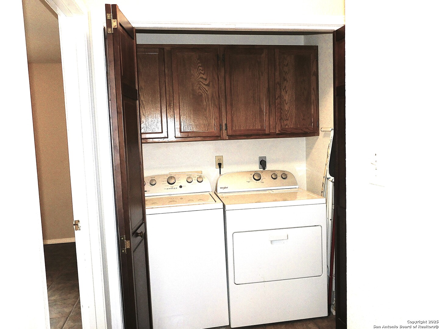 525 Cherry Ridge Floresville, TX 78114 - Photo 18 of 35 a utility room with dryer and washer
