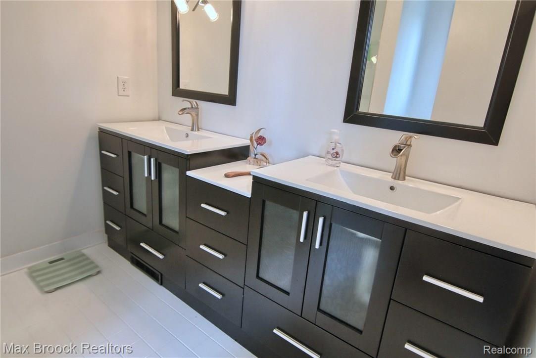 2015 Kemp Road Bloomfield Hills, MI 48302 - Photo 18 of 28 Master Bath