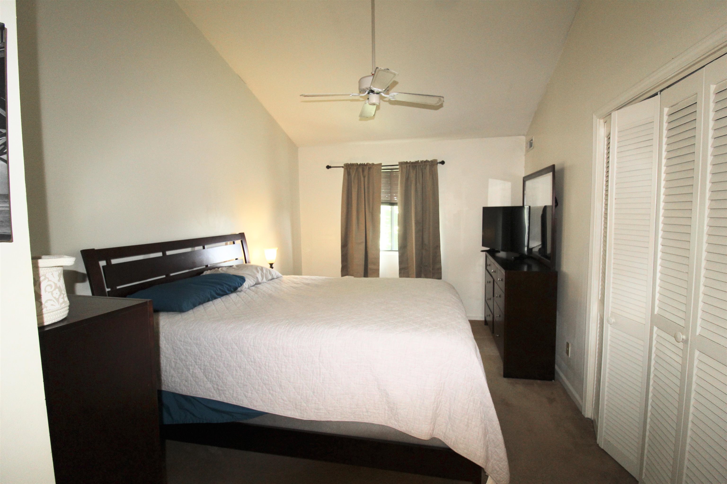 1116 Blue Ridge Drive, Unit 10 Harrisonburg, VA 22802 - Photo 10 of 20 a large bed in a hotel room