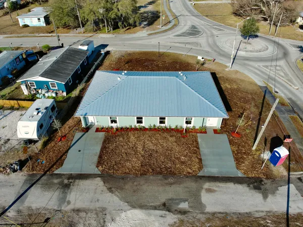 a view of a house with a yard