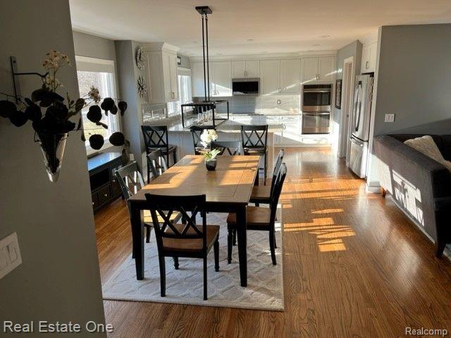 dining room into kitchen