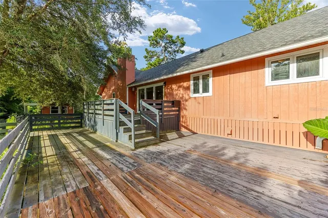 a view of a house with backyard