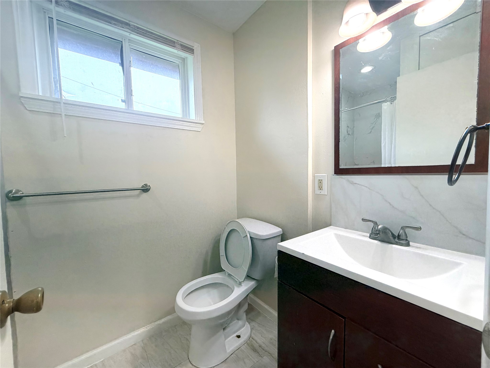 7303 Shiner Lane Houston, TX 77072 - Photo 13 of 22 Primary bathroom