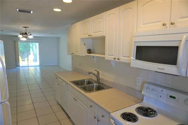 $1,900 | 5140 Summer Hill Drive, Zephyrhills, FL 33542