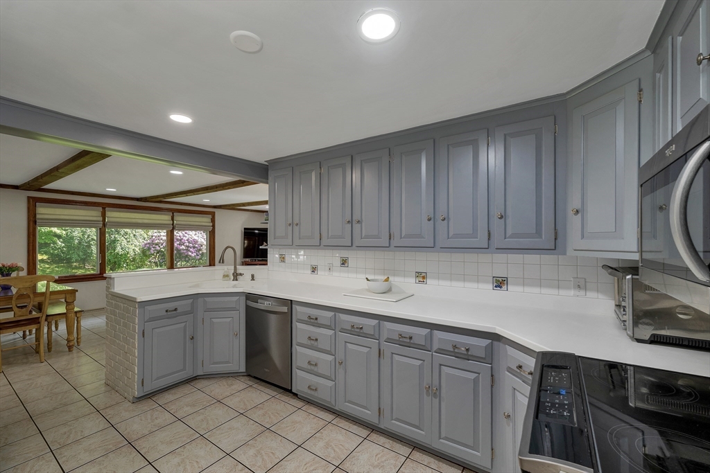 29 Trickett Road Lynnfield, MA 01940 - Photo 3 of 38