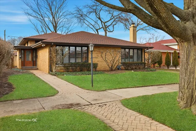 a view of a house with a yard