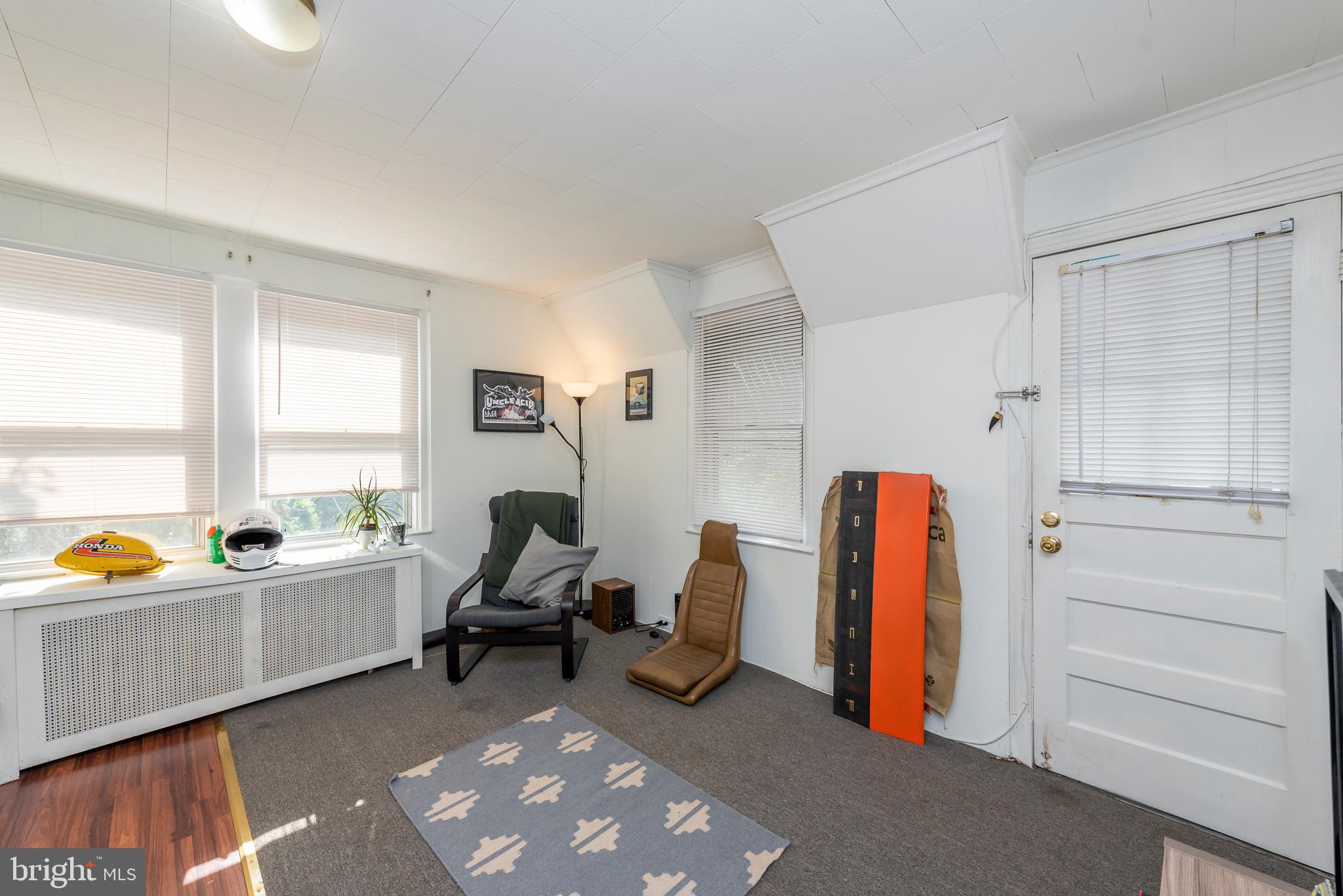 811 Dorchester Road Baltimore, MD 21229 - Photo 20 of 45 a room with furniture and a window