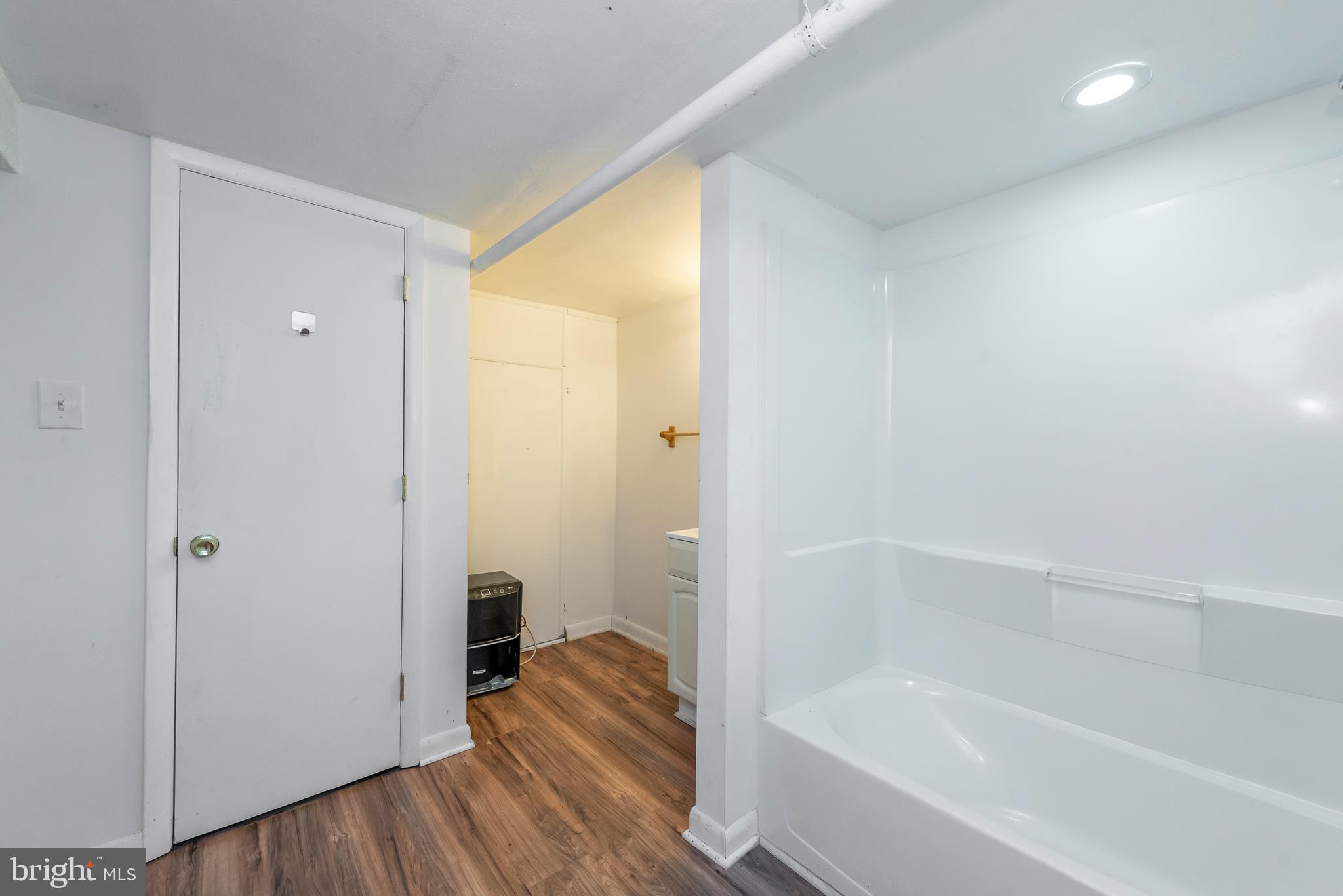 811 Dorchester Road Baltimore, MD 21229 - Photo 40 of 45 a bathroom with a bathtub