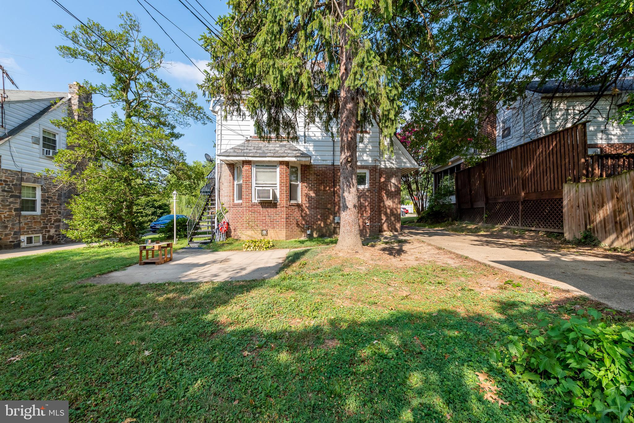 811 Dorchester Road Baltimore, MD 21229 - Photo 43 of 45 a view of a house with backyard and a tree